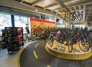 Bikesupport tienda de bicicletas y ciclismo en Madrid. Exposicion carril bici